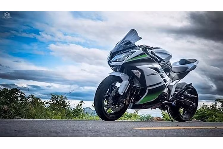 Với động cơ 4 xi-lanh mạnh mẽ, thiết kế đẹp mắt cùng giá bán hợp lý, môtô Kawasaki Z800 là mẫu naked bike rất được ưa chuộng tại nhiều quốc gia. Tuy nhiên do cảm thấy mẫu xe này chưa đủ thể thao, một người chơi xe tại Thái Lan đã độ nó thành sportbike và đặt tên thành ZX-8R.