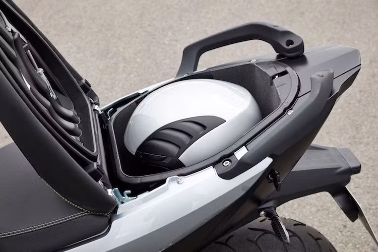 So với những mẫu maxi scooter truyền thống, thể tích khoang chứa đồ của C Evolution nhỏ hơn do phải dành vị trí đặt pin. Mặc dù vậy, chiếc xe vẫn có một hộp đồ đủ chỗ chứa một mũ bảo hiểm cả hàm.