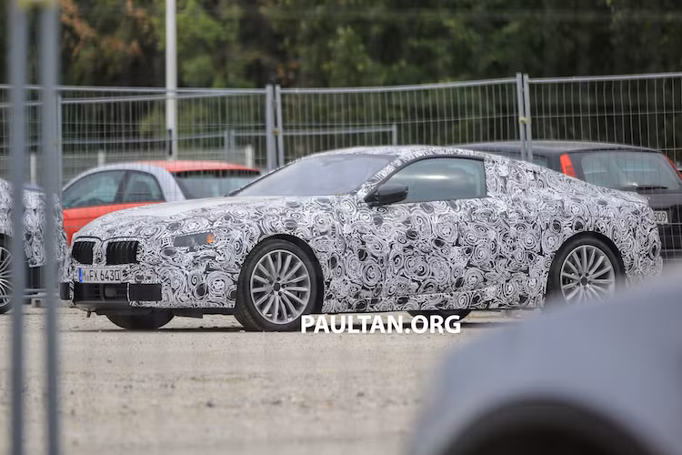 Trước sự thành công của đối thủ Mercedes S-Class Coupe, nhiều khả năng trong thời gian tới BMW sẽ lại "hồi sinh" dòng 8 Series khi gần đây, một mẫu coupe cỡ lớn được ngụy trang "kín mít" đã bị bắt gặp khi đang thử nghiệm trên các con đường tại châu Âu.