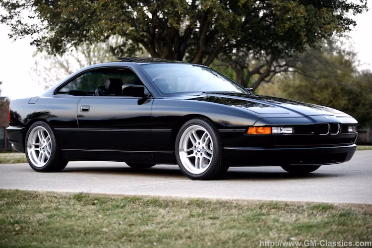 Từ năm 1989 tới 1999, dòng coupe siêu sang cỡ lớn BMW 8 Series thế hệ đầu tiên đã được sản xuất. Được trang bị hàng loạt các công nghệ tân tiến đi trước thời đại và có nội thất cực kỳ sang trọng, tuy nhiên 8 Series đã không được đón nhận bởi khách hàng và bị "khai tử" với tổng số lượng sản xuất trên toàn Thế giới là 31.062 chiếc.