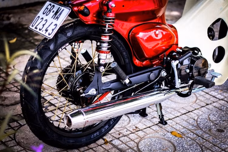Giống như những chiếc Cub Bobber khác, phần dè sau của Super Cub đã được chủ xe cắt ngắn. Màu sơn trên chiếc xe này cũng là một chi tiết đặc biệt với hiệu ứng ánh kim kết hợp với nhiều lớp sơn bóng để tạo ra chiều sâu cho lớp sơn.