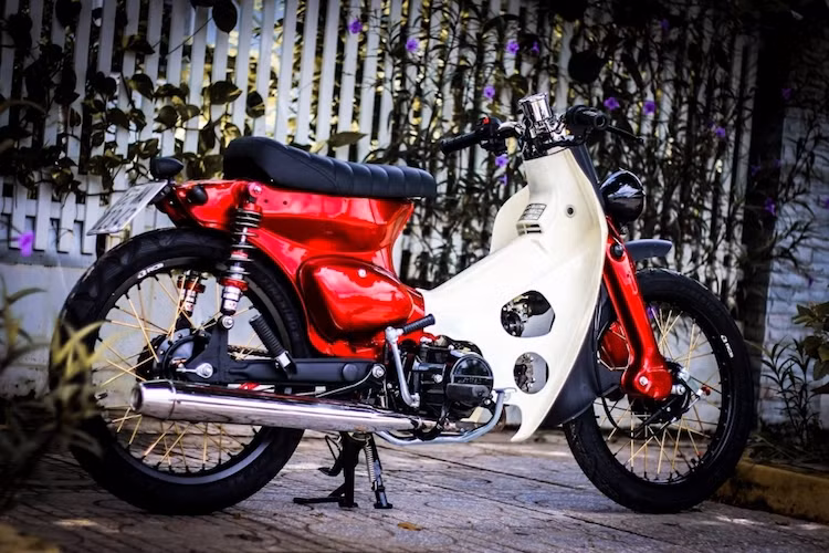 Có chi phí độ không quá cao, một người chơi xe tại Việt Nam đã giúp chiếc Honda Super Cub "nhái" của Trung Quốc sở hữu kiểu dáng bobber đơn giản nhưng "chất chơi" hơn.