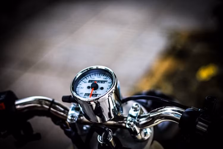 Thay vì toàn bộ dàn đầu, những chiếc Super Cub Bobber cũng đều có tay lái trần khỏe khoắn hơn. Phía trên tay lái của chiếc xe này, chủ xe đã chỉ lắp cho nó một đồng hồ báo tốc độ đơn giản.