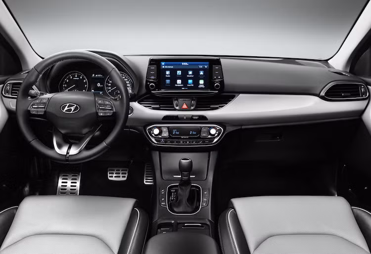 Theo Hyundai, i30 thế hệ mới sẽ có không gian và trang bị dẫn đầu phân khúc hatchback hạng C. Nội thất của chiếc xe cũng được thiết kế hoàn toàn khác biệt so với những dòng Hyundai gần đây, đơn giản nhưng thanh lịch và hiện đại hơn. Mọi phiên bản đều được trang bị màn hình cảm ứng 5 inch, camera lùi và kết nối điện thoại qua Bluetooth.