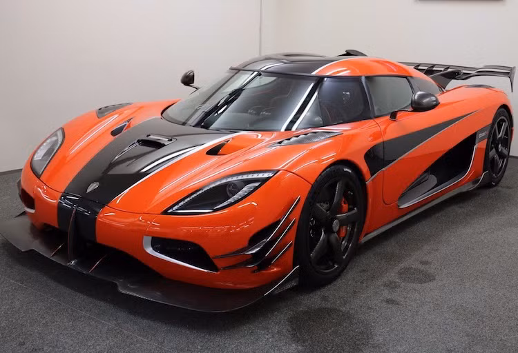 Được coi là phiên bản "tối thượng" của dòng siêu xe Agera, Koenigsegg Agera Final One of 1 đã được giới thiệu từ triển lãm Geneva hồi đầu năm. Có tổng cộng 3 chiếc Final One of 1 được sản xuất, tuy nhiên mỗi chiếc xe lại là "độc bản" khi chúng sẽ được cấu hình dựa hoàn toàn theo ý muốn của chủ nhân.