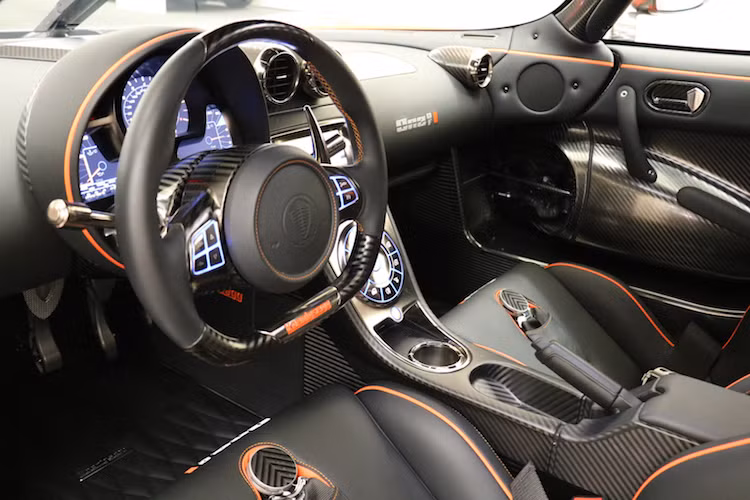 Ở bên trong nội thất, phiên bản đặc biệt này được trang trí bằng các chi tiết bằng sợi carbon để giảm trọng lượng, kết hợp với cabin bọc da cao cấp viền chỉ cam trùng màu thân xe. Mọi trang bị tiện nghi của một chiếc Agera bình thường cũng được giữ nguyên.