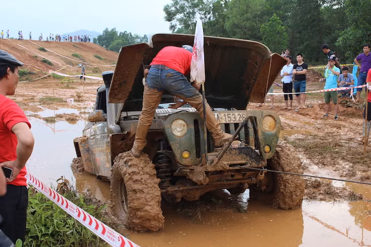Theo ban giám khảo, trong số tất cả các xe tham gia bài thi Tời - hố bùn - vượt hào, tỷ lệ xe vượt qua thành công chỉ là 50/50. Bài thi này cũng đã "đánh vật" ngay cả những mẫu xe offroad chuyên nghiệp như Jeep Wrangler đã được độ cực "khủng", khiến người chơi phải "bó tay" gọi xe cứu hộ kéo ra ngoài đường thi đấu do không thể tự "chữa nóng".