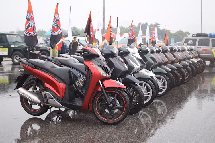 Năm nay góp mặt vào đoàn diễu hành của giải đua còn có sự xuất hiện của dàn xe SH từ các thành viên CLB SH Hà Nội, khiến cho VOC 2016 không chỉ dừng lại ở một giải đấu offroad mà còn mang ý nghĩa như một "lễ hội" về xe, giúp kết nối những người đam mê xe lại với nhau.