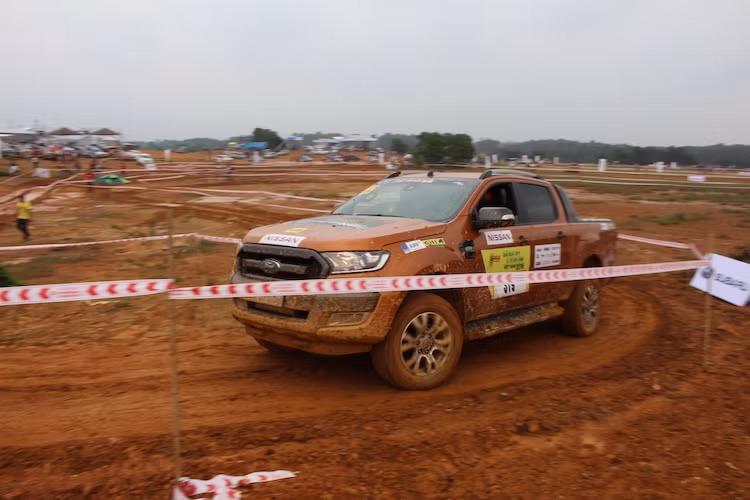 Bài thi đầu tiên là Tốc độ, gồm các chướng ngại vật tương đối dễ dàng như dốc thấp, hào nước nông... nhưng lại có đường đua khúc khuỷu và khá rộng, đòi hỏi người chơi phải quan sát và điểu khiển xe chuẩn xác để vượt qua nhanh nhất. Dù trời mưa khiến địa hình trở nên "khó nhằn" hơn nhưng ở bài này, gần như 100% các xe, kể cả ở hạng Bán tải nguyên bản vẫn có thể vượt qua dễ dàng.