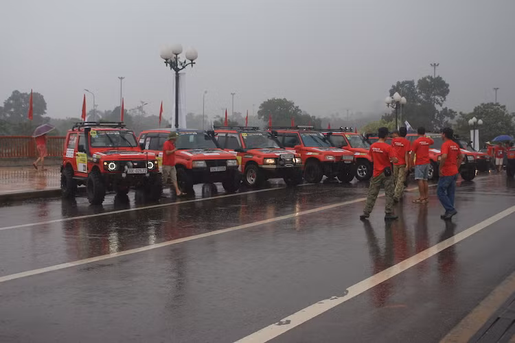 Càng di chuyển về địa điểm thi đấu, mưa ngày càng nặng hạt hơn và trở nên tầm tã khi cả đoàn có mặt tại Làng văn hóa các dân tộc Việt Nam. Tuy nhiên bất chấp thời tiết xấu, các vận động viên vẫn tiếp tục thực hiện những công việc chuẩn bị trước khi thi đấu, cũng như không quên dàn xe "xếp lốp", chụp hình lưu niệm cùng nhau trong cơn mưa.