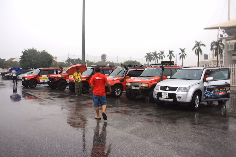 Tuy nhiên, không giống như VOC 2015, thời tiết trong ngày khai mạc VOC 2016 đã không được tốt như ý muốn khi tiết trời Hà Nội bỗng đổ mưa vào buổi sáng. Mặc dù vậy, các vận động viên vẫn có mặt đầy đủ để chuẩn bị cho giải thi đấu lớn sẽ diễn ra trong vài tiếng nữa. Đối với nhiều người tham gia, đây là cơ hội duy nhất trong năm để họ có thể được "cháy hết mình" với niềm đam mê offroad.