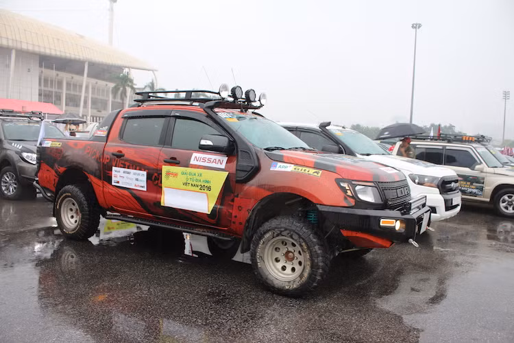 Cũng giống như lần thứ 7 tổ chức, giải đua VOC 2016 tiếp tục được tổ chức tại Làng Văn hóa Du lịch Các dân tộc Việt Nam, Hà Nội. Chính vì vậy, ngay từ sáng sớm, hàng loạt các mẫu xe ôtô bán tải tham gia thi đấu đã cùng nhau tập hợp tại Sân vận động Quốc gia Mỹ Đình để diễu hành và di chuyển về địa điểm thi đấu.