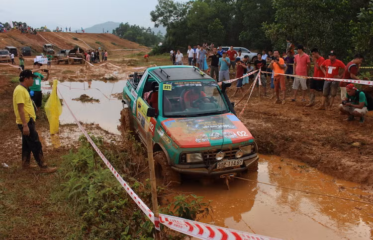 Thử thách lớn nhất của ngày thi đấu đầu tiên (không tính tới bài thi số 9) lại nằm ở bài Tời - hố bùn - vượt hào. Đúng như tên gọi, bài thi này cho phép các xe được sử dụng tời để hỗ trợ. Dù chỉ có 3 thử thách là một hào sâu, nối liền với hố bùn quánh và sau đó là một dốc cao nhưng ngay cả những chiếc xe hạng Nâng cấp cũng "chật vật" với bài thi đấu này.
