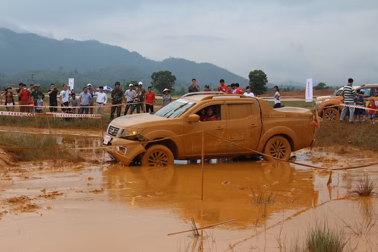 Ngay cả những chiếc xe ở hạng cơ bản với lốp và hệ thống treo chuyên nghiệp hơn cũng phải "vùng vẫy" ở bài thi Bùn và nước và buộc phải phạm quy (làm đổ cọc phân cách) mới có thể thoát ra khỏi hào sâu. Trong khi đó, gần như tất cả những chiếc xe bán tải nguyên bản đều phải bỏ cuộc sớm. Thậm chí nhiều chiếc xe còn bị hư hỏng khá nặng ở bên ngoài như vỡ đèn, bung cản trước sau...