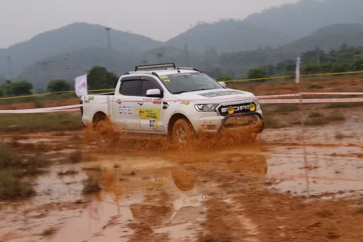 Trong ngày thi đấu đầu tiên, toàn bộ các xe đều sẽ chỉ tham gia ở 4 bài đầu tiên. Ngoài ra vào buổi chiều, các đội chơi có thể đăng ký tham gia bài thi thứ 9 là thám hiểm Adventure cộng điểm. Đây là bài thi khắc nghiệt nhất khi các đội chơi phải thi đấu trong đêm và vận dụng tất cả các kĩ năng về định hướng, tìm đường, lái xe để vượt qua thử thách.