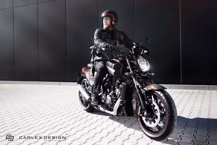 Ra mắt lần đầu từ năm 1985, môtô PKL Yamaha Vmax được nhiều người coi là mẫu xe "sáng lập" ra dòng power cruiser "cơ bắp", với các đại diện sau này như Harley-Davidson V-Rod hay Ducati Diavel. Thế hệ Vmax hiện tại đã được Yamaha công bố từ năm 2008 nhưng sau 8 năm, chiếc xe trông vẫn còn rất "ngầu" và hiện đại như các đối thủ mới hơn.