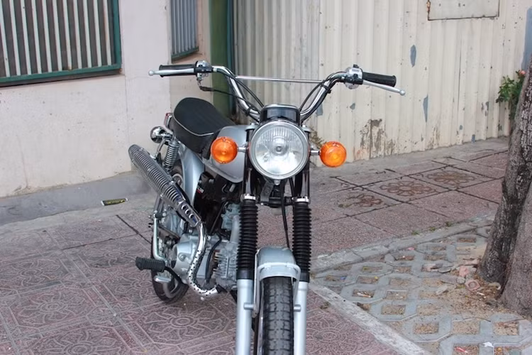 Dựa trên cơ sở của Honda 67, tuy nhiên Honda CL50 Benly đã được cải tiến nhiều bộ phận để có tính việt dã tốt hơn. Trong đó, điểm mới đầu tiên của chiếc xe là cặp phuộc trước với hành trình lớn hơn Honda 67 một chút.