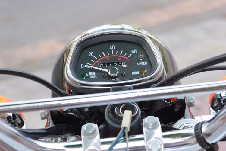 Cụm đồng hồ của chiếc xe cũng có thiết kế y hệt như Honda 67 năm xưa với chỉ duy nhất một đồng hồ báo tốc độ cùng một số đèn báo khác nhau như xi-nhan, số "mo" và tốc độ tối đa.