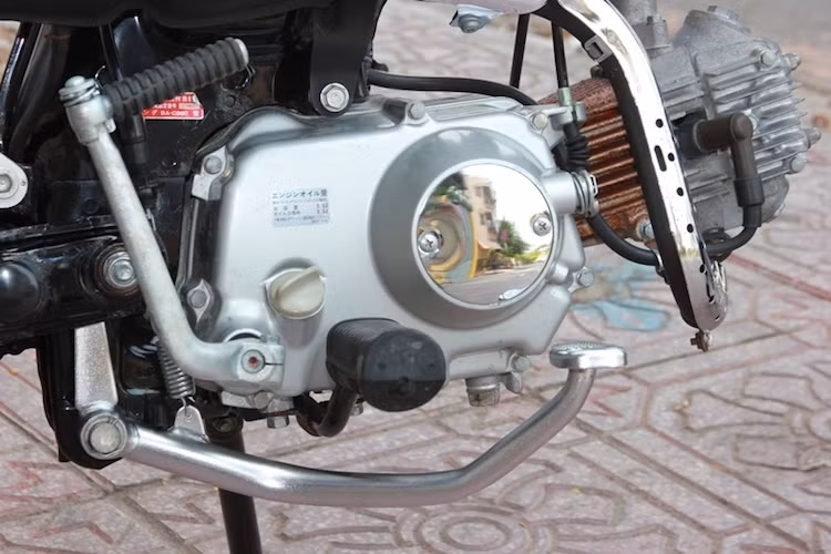 Động cơ trên CL50 Benly vẫn là loại SOHC 2 van 4 kỳ 1 xi-lanh nằm ngang làm mát bằng gió, với dung tích thật 49 cm3 và khoảng hành trình piston 39 x 41,4 mm.