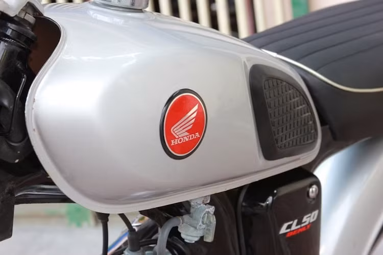 Bình xăng của xe có thiết kế cổ điển bằng thép dập hàn, với logo Honda dạng decal nổi và 2 má cao su ốp ở vị trí người lái tì đầu gối vào. Thể tích bình xăng của chiếc xe là khoảng 6 lít.