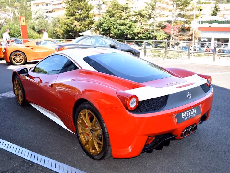 Động cơ này được kết hợp với hệ thống dẫn động cầu sau và hộp số GETRAG 7 cấp ly hợp kép. Theo Ferrari, thời gian tăng tốc của 458 Italia từ 0-100 km/h chỉ rơi vào khoảng 2,9-3 giây. Trong khi đó, tốc độ tối đa của xe là 340 km/h.