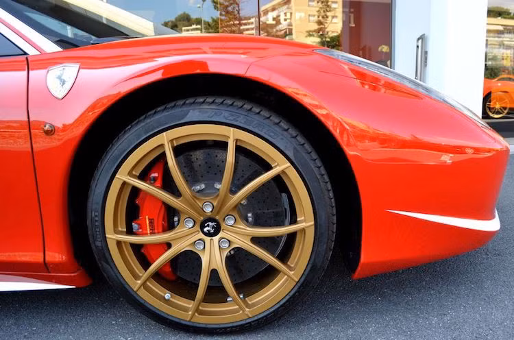 Một điểm đặc biệt khác ở 458 Italia Nikki Lauda Edition đó là bộ mâm 5 cánh kép của chiếc xe được sơn trong gam màu đồng vàng, giúp các bánh xe nổi bật trên nền sơn màu đỏ của chiếc xe.