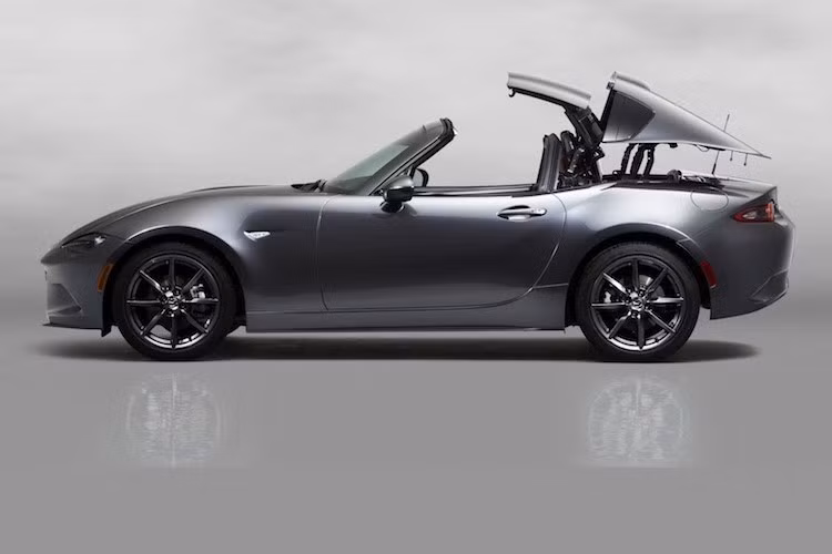 Kết cấu mui của MX-5 RF cũng rất độc đáo với toàn bộ phần sau được mở lên để có thể giấu gọn mui xếp cứng. Ngoài Mazda, chỉ có Porsche với dòng 911 Targa có thiết kế tương tự. Khi đóng mui hoàn toàn, MX-5 RF trông như một chiếc coupe mui kín bình thường, và đây là mục tiêu chính của các kỹ sư Mazda khi thiết kế chiếc xe.