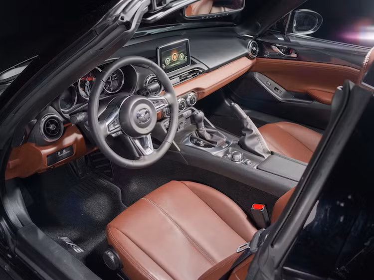 So với phiên bản bình thường, MX-5 RF Launch Edition khác biệt với nước sơn màu xám ánh kim Machine Gray Metallic, mui xe màu đen bóng và da Nappa cao cấp. Bên cạnh đó, chiếc xe còn có các bậc cửa ốp đặc biệt, hệ thống khóa thông minh và đi kèm một đồng hồ Tourneau "thửa riêng" với đường kính mặt 42 mm.