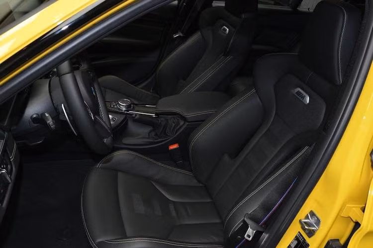 Ở bên trong nội thất, với gói Competition Package, chiếc xe cũng sở hữu cặp ghế trước thể thao M Sport siêu nhẹ, đỡ lưng người ngồi tốt hơn cùng các dây đai an toàn với 3 dải màu đặc trưng của bộ phận M từ BMW.