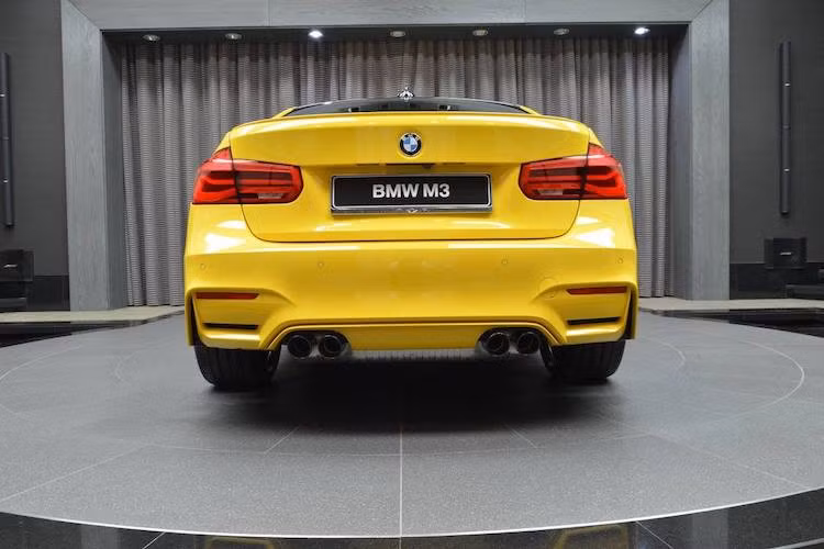 Với công suất mạnh hơn do có gói Competition Package cùng hộp số ly hợp kép, chiếc siêu sedan M3 đã có khả năng tăng tốc từ 0-100 km/h chỉ trong 3,8 giây - nhanh tương đương với siêu xe AMG GT S từ "kỳ phùng địch thủ" Mercedes.