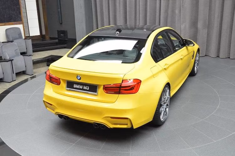 Phần mui xe bằng sợi carbon, cùng với toàn bộ các chi tiết nẹp ốp màu đen cũng khiến cho chiếc BMW M3 "hàng thửa" của đại gia Abu Dhabi này trở nên "ngầu" và thể thao hơn.