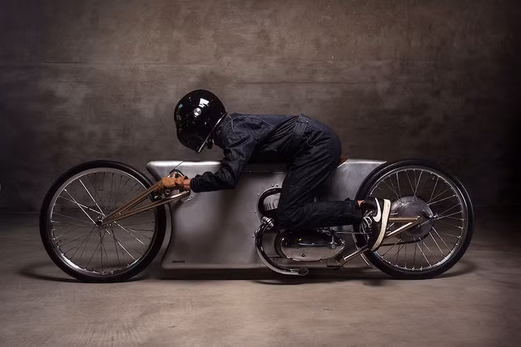 Giống như chính phần thân của chiếc xe, cặp bánh của EASY (…like Sunday morning) dù có đường kính lên tới 23 inch nhưng lại sử dụng vành SM Pro mỏng như xe đạp. Phanh đùm phía sau phụ trách hoàn toàn vai trò dừng chiếc xe lại. Với kiểu dáng "siêu mỏng", chiếc xe chỉ nặng 90 kg.