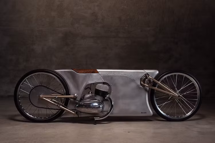 Được đặt cho cái tên cũng "dị" không kém là "EASY (…like Sunday morning)", mẫu xe độ này sẽ đại diện cho Urban Motor tham gia vào cuộc đua ngắn Essenza tại Glemseck 101, cùng với 15 đội đua khác tới từ cả các hãng xe lẫn xưởng độ khác nhau. Thể lệ của cuộc thi này rất đơn giản khi chỉ yêu cầu những chiếc xe đua có 2 xi-lanh và 1200 cc trở xuống.