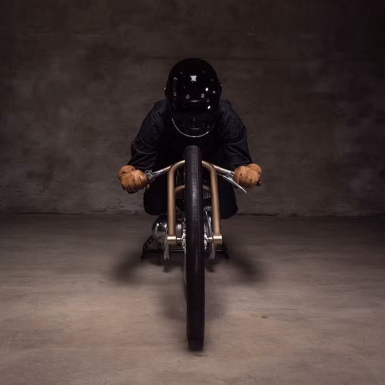 Với chiếc EASY (…like Sunday morning) độ từ Jawa 350, gần như chắc chắn rằng Urban Motor không về nhất tại cuộc đua Essenza, nhưng nó sẽ tạo ấn tượng mạnh với những biker tham dự Glemseck 101 năm nay.