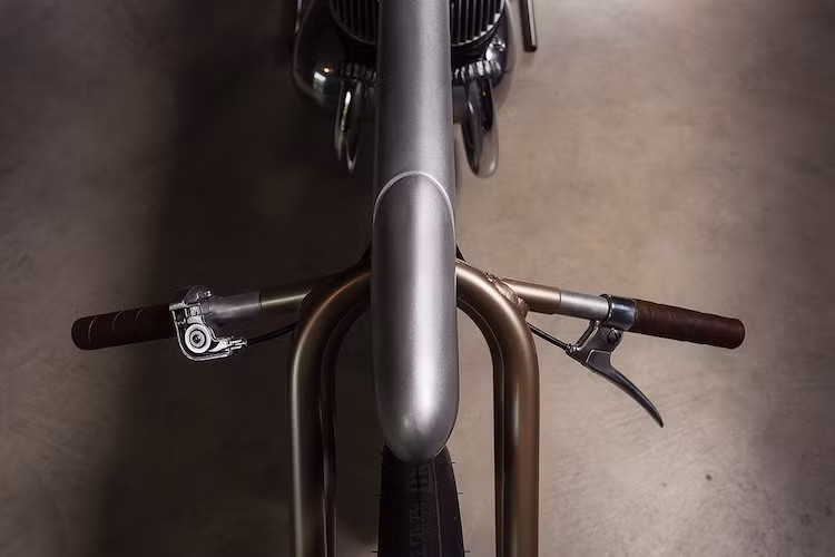 Marvin cũng là người chịu trách nhiệm thiết kế hệ thống giảm xóc trước của chiếc Jawa, được tích hợp luôn vào với tay lái của xe. Do có các bộ phận được giấu dưới lớp vỏ, cách hoạt động của giảm xóc trước là một bí ẩn. 2 bên tay lái được bọc trong bao tay da thanh lịch do hãng Red Wing sản xuất.