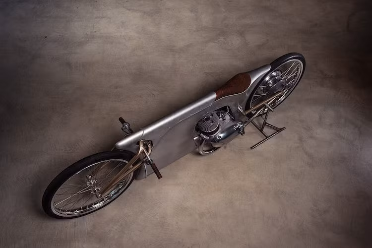 Không chỉ mang phong cách công nghiệp Steampunk, chiếc Jawa 350 của Urban Motor gây ấn tượng mạnh bởi bề rộng thân xe cực hẹp của mình để đạt độ cản gió tối đa. Do nhà thiết kế người đức Henry Schulze "chắp bút", dù được độ từ Jawa 350 nhưng trên thực tế, chỉ có động cơ của chiếc xe nguyên bản được giữ lại.