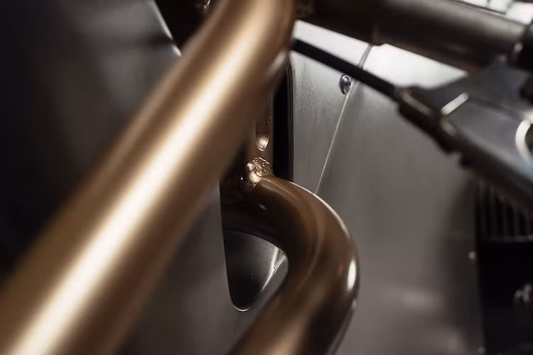 Bao xung quanh động cơ, một bộ khung mới bằng thép ống đã được nghệ nhân Marvin Diehl chế tạo thủ công, sau đó bọc xung quanh bởi lớp vỏ bằng hợp kim nhôm thanh lịch để giúp EASY (…like Sunday morning) đạt độ cản gió thấp nhất có thể.