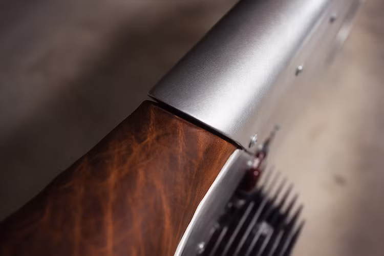 Với chiếc yên "siêu mỏng, siêu nhỏ" cũng bằng da của C.Benda cùng với tay lái đặt thấp và gập xuống, về cơ bản tay đua sẽ phải bò để có thể lái được chiếc xe. Do cuộc đua Essenza chỉ diễn ra trên một quãng đường ngắn nên sự thoải mái cho người ngồi không phải là yếu tố được Urban Motor đặt ra khi chế tạo EASY (…like Sunday morning).