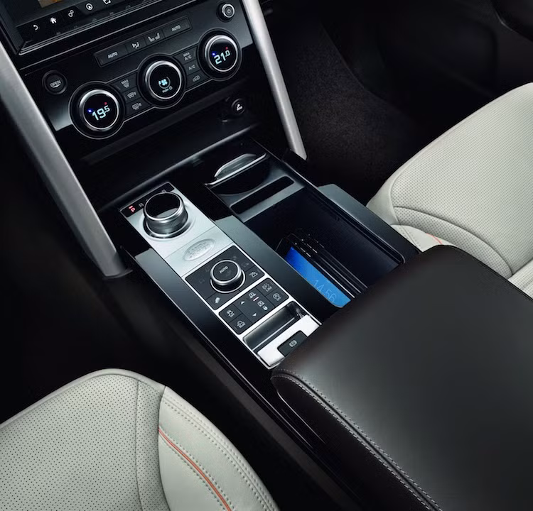 Bên trong khoang lái, Land Rover cũng đã bố trí cho Discovery hàng loạt các hộc chứa đồ lớn và tiện dụng. Một ví dụ đó là hộc chứa đồ nằm trên bệ trung tâm của chiếc xe, với khả năng chứa được tới 5 chiếc iPad Mini cùng một lúc.