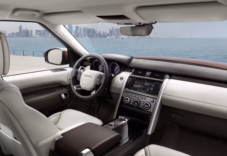 Ở bên trong nội thất, Discovery phiên bản mới có thiết kế đơn giản nhưng mạnh mẽ và sang trọng tương tự các dòng SUV hạng sang Range Rover. Ngay cả vô-lăng của xe cũng đã được lấy trực tiếp từ Range Rover. Nhờ có kích thước lớn nên cabin của Discovery rộng rãi cho tối đa 7 hành khách.