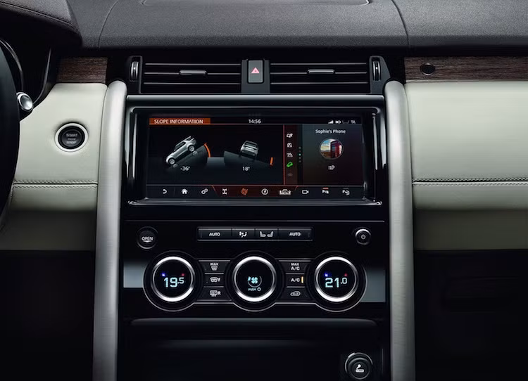 Nằm trên bảng điều khiển trung tâm của xe là hệ thống thông tin giải trí thế hệ mới InControl Touch Pro với màn hình cảm ứng 10 inch, giúp giảm số lượng nút bấm chỉ còn 1/3. Hệ thống này đương nhiên cũng có khả năng kết nối với những smartphone chạy hệ điều hành iOS hoặc Android, cũng như cung cấp các thông tin quan trọng khi xe offroad.