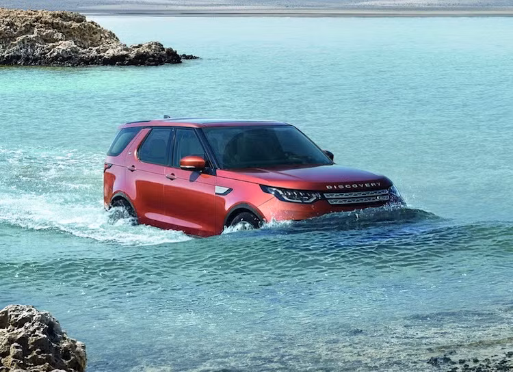 Ngay cả ở phiên bản thấp nhất, Discovery cũng được trang bị sẵn hệ thống treo khí, hệ thống dẫn động 4 bánh 4 chế độ Terrain Response và hộp chuyển mô-men xoắn 2 tốc độ. Bên cạnh đó là một danh sách dài các hệ thống hỗ trợ off-road như kiểm soát đổ dốc, điều khiển lực kéo, kiểm soát ổn định thân xe, tự động phát hiện xe đang lội nước.