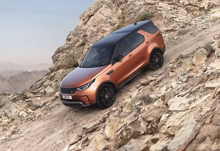 Các dòng Discovery luôn nổi tiếng bởi khả năng vượt địa hình, và Land Rover vẫn tiếp tục phát huy ưu điểm này trên thế hệ mới nhất. Đầu tiên, chiếc xe có khoảng sáng gầm tối đa lên tới 283 mm - lớn nhất trong phân khúc. Đồng thời, khả năng lội nước tối đa của Discovery mới cũng lên tới 90 cm.