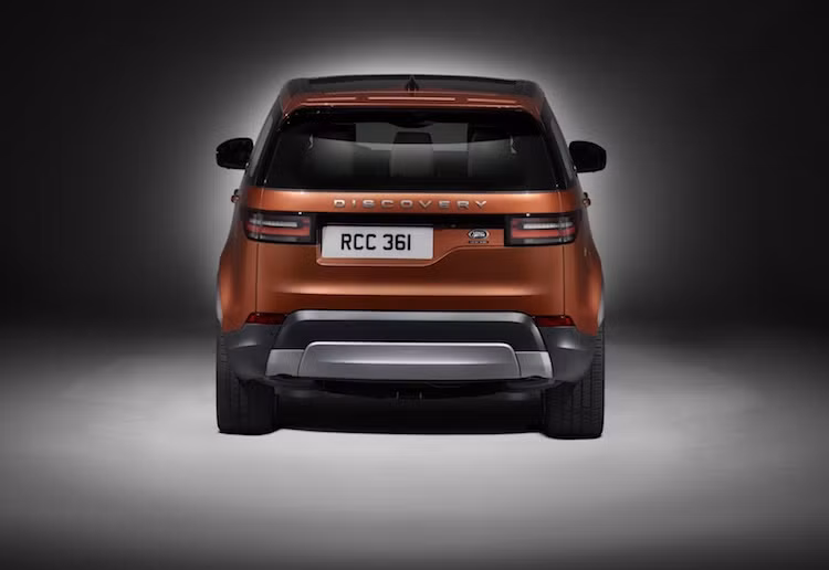 Với những trang bị và công nghệ đầy hấp dẫn cùng thiết kế hoàn toàn mới và khả năng địa hình vượt trội, Discovery 5 có giá khởi điểm tại thị trường Mỹ là 49.990 USD (tương đương 1,114 tỷ đồng) và sẽ được bán vào giữa năm sau. Khách hàng sẽ có thể lựa chọn giữa 4 phiên bản trang bị và không ít hơn 17 màu sắc khác nhau cho xe.