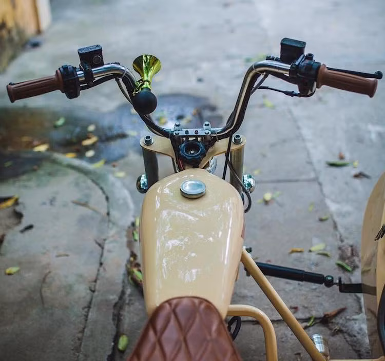 Để tạo tư thế ngồi dễ chịu cho người lái, chiếc Cub đã được thay ghi-đông trần, cao của chiếc xe Honda Chaly cỡ nhỏ. Những chi tiết như còi bóp và bộ yên cho người lái bằng da nâu chần chỉ vân con thoi càng làm tăng nét cổ điển cho chiếc xe.