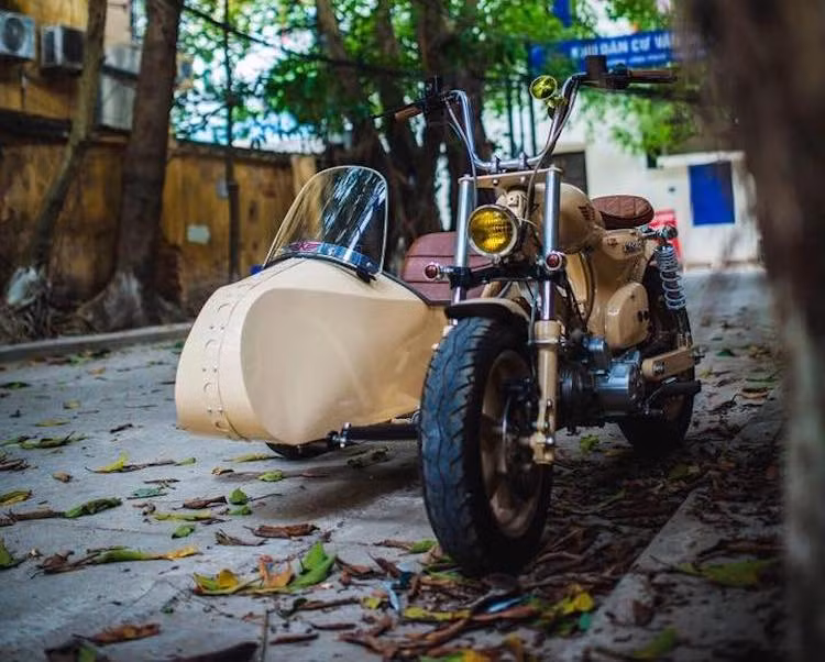 Rút kinh nghiệm từ bản độ Super Cub Sidecar 3 bánh đầu tiên, chiếc xe này được đã có độ hoàn hảo cao hơn nhiều, tạo nên một mẫu xe vừa phong cách, vừa tin cậy và tiện dụng trên mọi dặm đường.