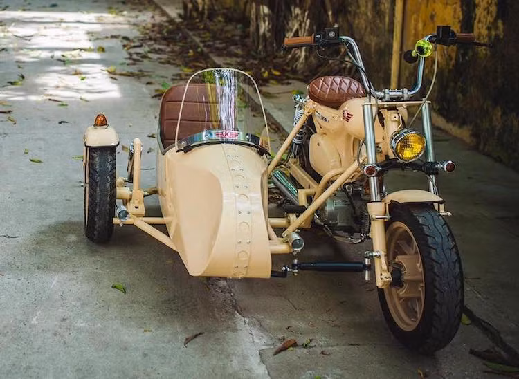 Trên thực tế, chiếc xe trong bài viết này là chiếc Honda Super Cub thứ 2 tại Hà Nội được độ thành "xít đờ ca" (sidecar) 3 bánh. Cả 2 chiếc xe đều do xưởng Minibike Trung Khánh tại Hà Nội tại thực hiện.