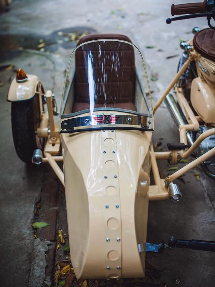 So với bản độ Honda 3 bánh đầu tiên, phần thùng của xe đã được cải tiến hơn với sự xuất hiện của chiếc kính chắn gió phía trước. Ngoài ra, dọc theo thùng xe còn có thêm một dải kim loại trang trí được dập lỗ, tăng thêm vẻ mạnh mẽ và phong trần cho chiếc xe.