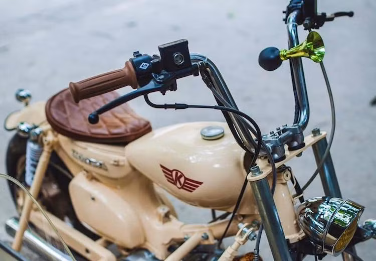 Một điểm mới xuất hiện trên bản độ Cub sidecar thứ 2 này đó là thay vì bình xăng nguyên bản, xưởng độ đã lắp cho chiếc xe một bình xăng lớn ở giữa khung, kèm theo kết cấu gióng ngang mới. Với bình xăng lớn phía trước, chiếc Cub đã có kiểu dáng nam tính hơn.