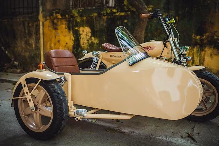 Màu sơn của chiếc Super Cub độ 3 bánh thứ 2 đã được Trung Khánh lựa chọn là màu kem. Với màu sắc này, chiếc xe gợi lên cảm giác cổ điển và thanh lịch hơn so với màu bạc của phiên bản độ đầu tiên.